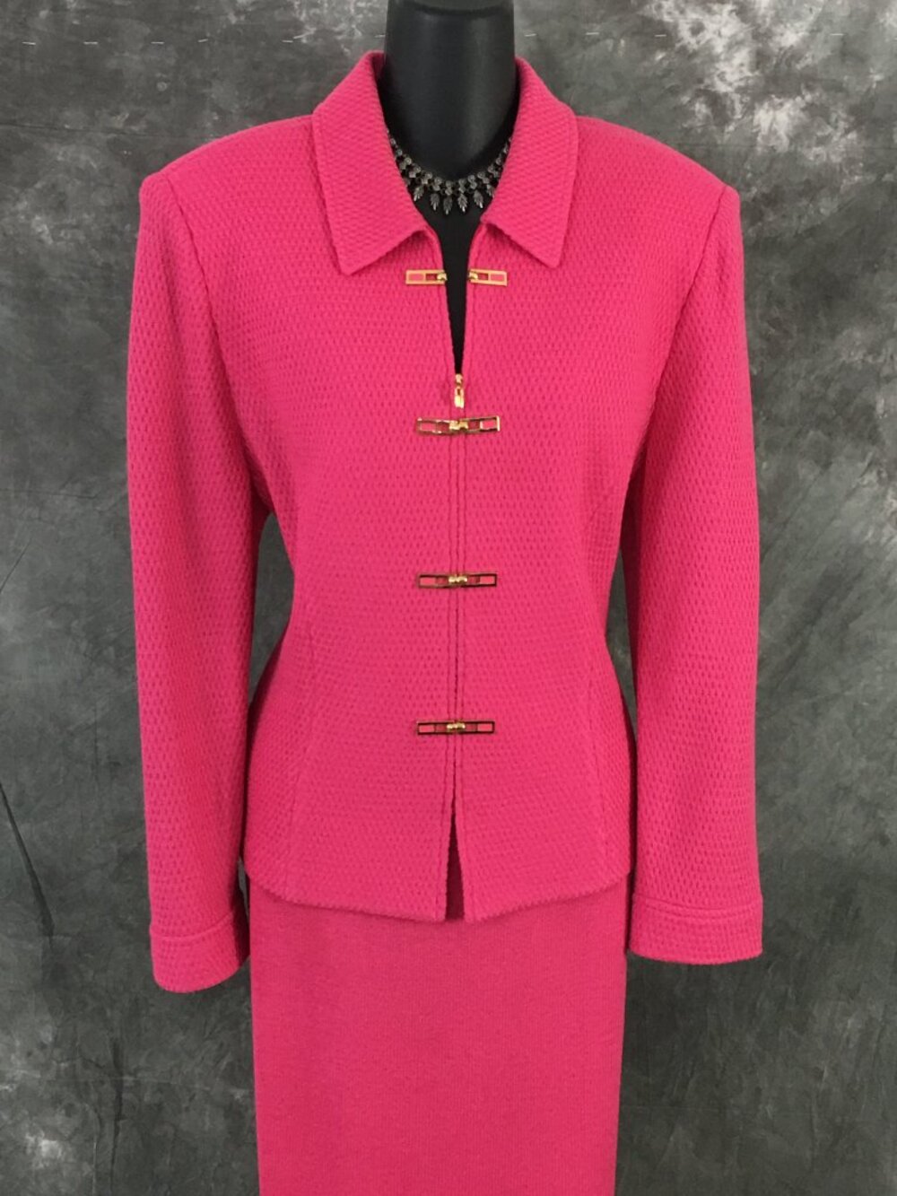 BEAUTIFUL St John collection knit pink jacket skirt suit size 12 - Picture 4 of 10